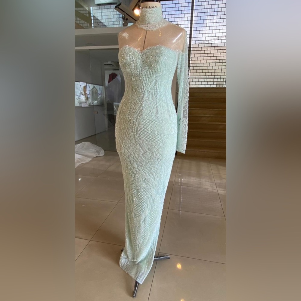 Mikeal d evening gown , gorgeous gown stunning light light green size 2/4.